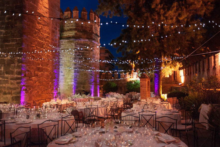 boda en el castillo san marco cadiz, decoración con luces y farolillo