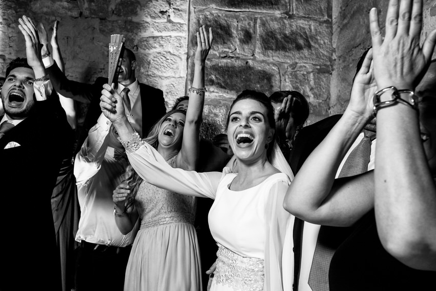 fotografia de boda en cadiz momento divertido con los invitados